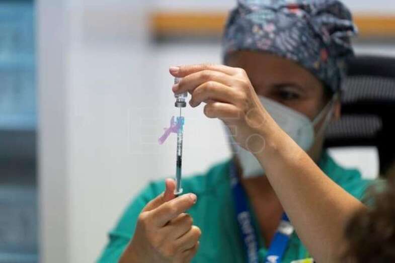 Imagen de archivo de una vacuna contra la covid-19 / EFE